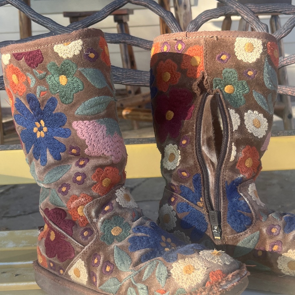 Embroidered Floral Brown Boots